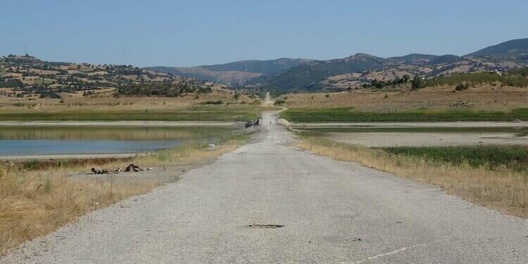 Barajdaki su seviyesi düştü, yol ortaya çıktı