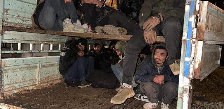 Iğdır’da 13 göçmen kaçakçısı tutuklandı