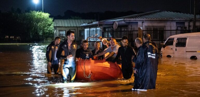 İstanbul’daki Selde 2 Kişi Yaşamını Yitirdi
