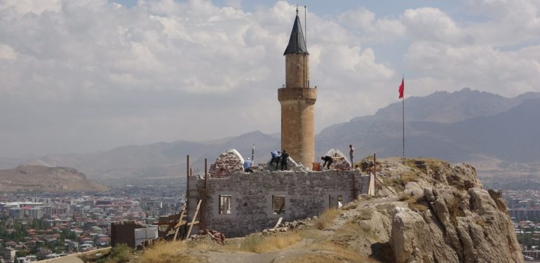 Van’da tarihi cami restore ediliyor