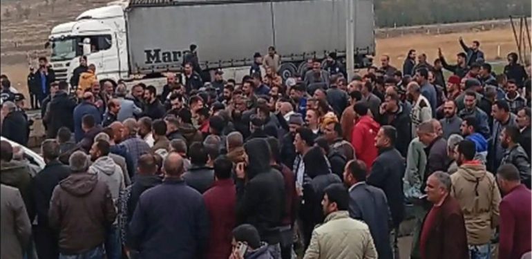 Ağrı’da hayvan pazarı kapatıldı: Besicilerden yol kapatma eylemi
