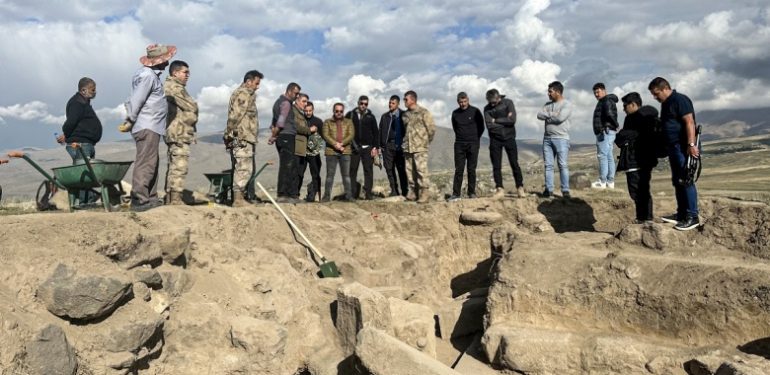 Van’da 2 çivi yazılı kitabe ile 2800 yıllık Urartu tapınağı bulundu