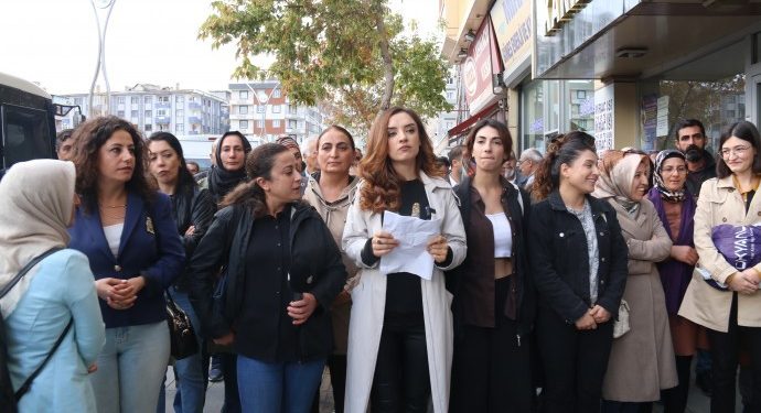8 kadına pankart soruşturması