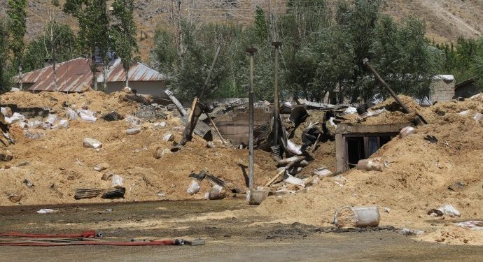 Yangında mağdur olan esnaftan dükkanlarını boşaltmaları istendi