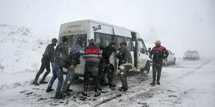 Van’da kar ve tipi nedeniyle birçok araç yolda kaldı