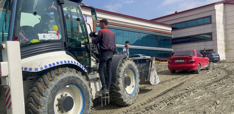 Öğrenciler, kepçe yardımı ile üniversiteye gidiyor