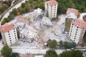 darende-ilcesinde-agir-hasarli-binalarin-yikimi-suruyor9568