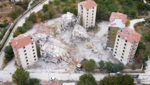 darende-ilcesinde-agir-hasarli-binalarin-yikimi-suruyor9568