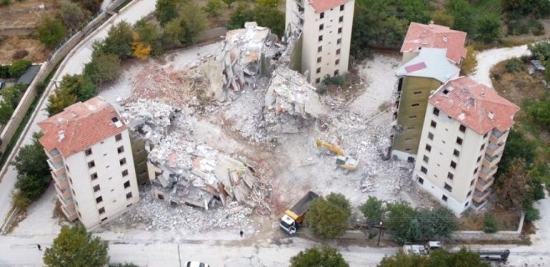 Malatya’da ağır hasarlı binaların yıkımı sürüyor