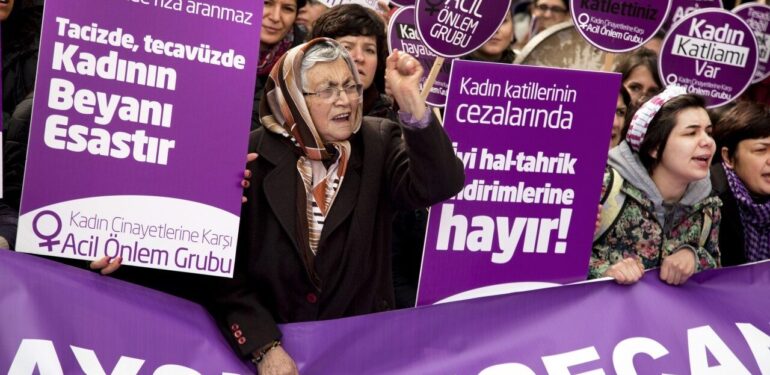 Bir ayda en az 42 kadın erkekler tarafından öldürüldü