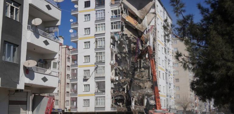 Diyarbakır’daki ağır hasarlı binalar bağımlıların mekanı haline geldi