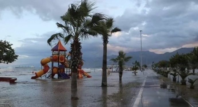 İskenderun sahil şeridi sular altında kaldı