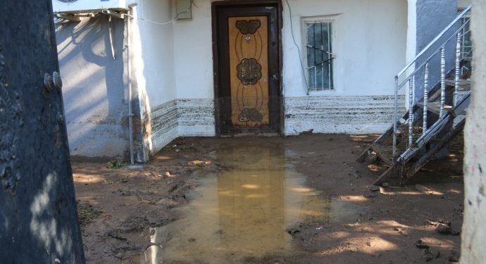 Sel sularının vurduğu mahalle sakinleri dayanışma bekliyor
