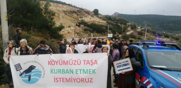 Foçalılar taş ocağına karşı yaşamını savunuyor