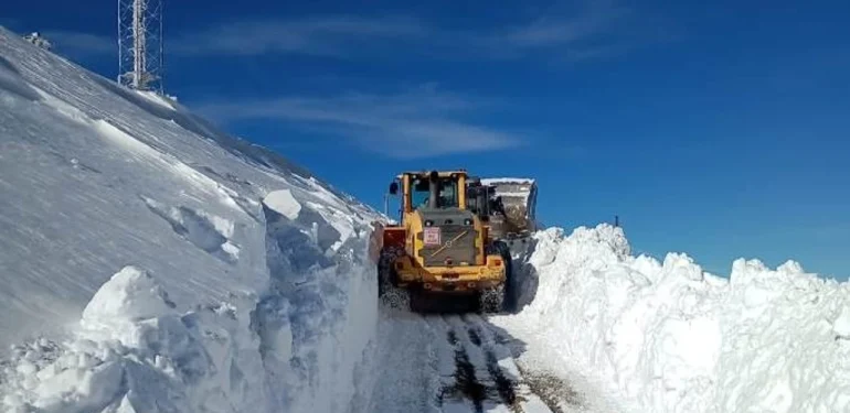 Yüksekova’da kar kalınlığı 1 metreyi aştı