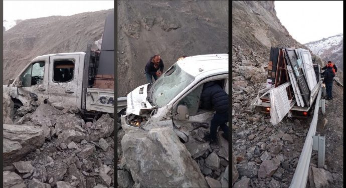 Hakkari karayolunda heyelan: 3 yaralı