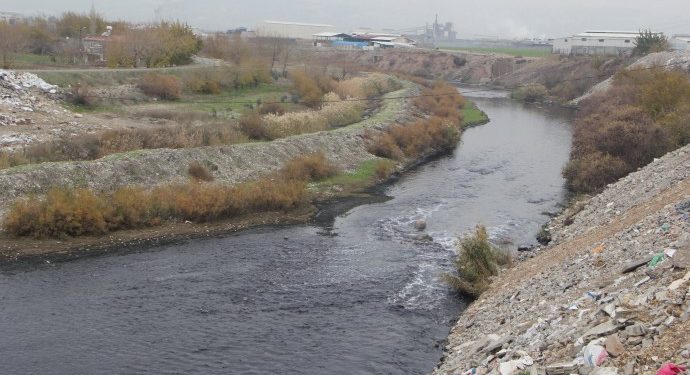 Aksu Çayı fabrika atıklarıyla kirletiliyor
