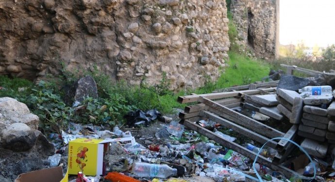 Cizre’de tarihi kale çöplüğe döndü