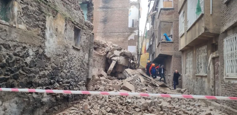 Diyarbakır’da depremde hasar gören beş katlı bina çöktü