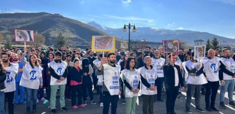Bitlis’te sağlıkçılardan ‘yemek’ protestosu