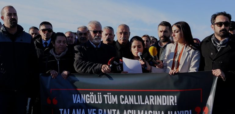  Van Gölü kıyısındaki kaçak yapı inşaatı protesto edildi