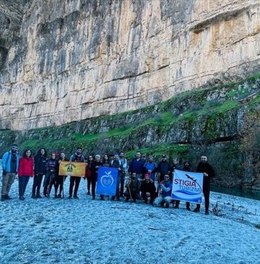 aa-20231207-33127886-33127883-yuksekovadaki-dogaseverler-semdinlide-doga-yuruyusu-yapti