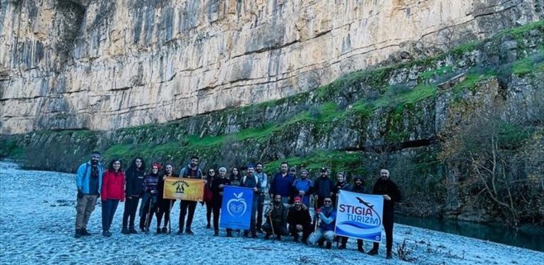 Doğaseverler, Şemdinli’de doğa yürüyüşü yaptı