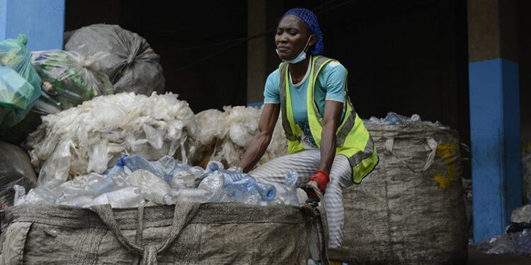 Nijeryalı kadınlar plastiklerin geri dönüşümüne öncülük ediyor