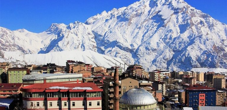 Hakkari’nin değişmeyen gündemi deprem: ‘Kent kaderine terk edildi’