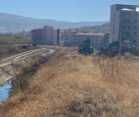 Van’da büyük kıyım; Tarihi Şamran kanalı kepçelerle temizleniyor