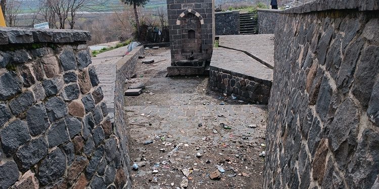 Diyarbakır’da asırlık çeşme çürümeye terkedildi