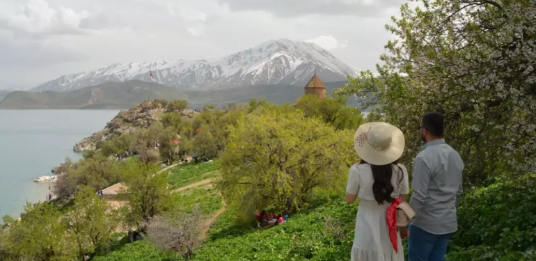 2. Akdamar Adası Badem Çiçeği Festivali’nde eşsiz görüntüler