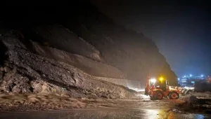 Vanda-yagis-etkili-oldu-Yollar-ulasima-kapandi.jpg