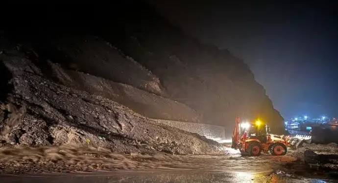 Van’da yağış etkili oldu: Yollar ulaşıma kapandı