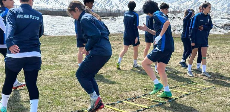 Yüksekova kadın futbol takımı yarı finale hazırlanıyor