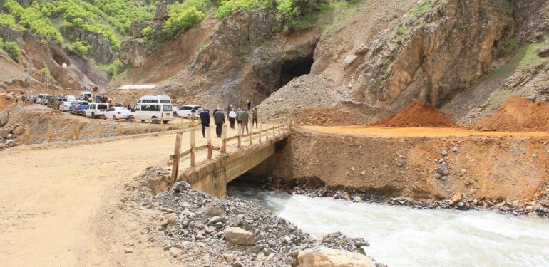 Hakkari’de köylüler maden sahasını protesto etti