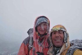 nisan-ayinda-agri-dagina-tirmanan-dagcilarin-yuzu-buz-tuttu