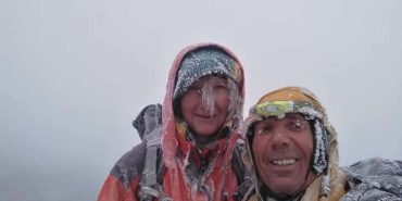 nisan-ayinda-agri-dagina-tirmanan-dagcilarin-yuzu-buz-tuttu