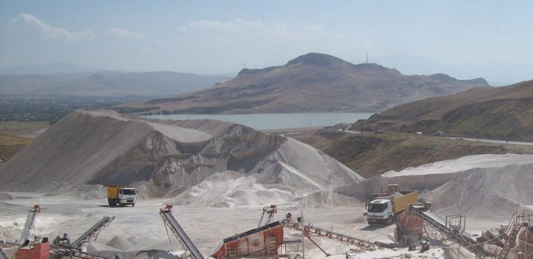 Kuşların evi Van Gölü Havzası’nda dinamit