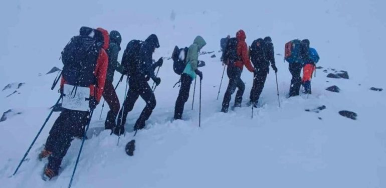 Rus dağcılar Ağrı’da tipiye yakalandı