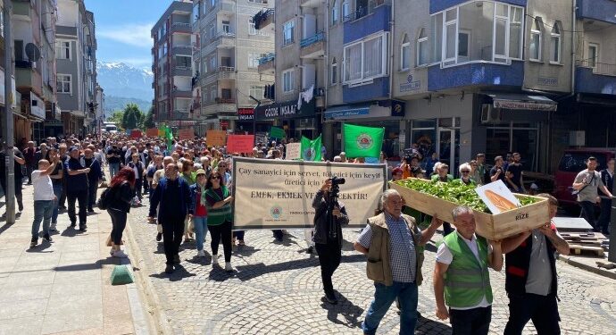Çay üreticisinden tabutlu protesto