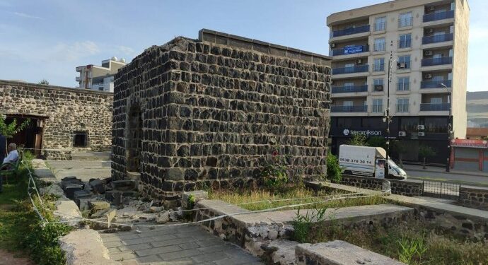 Cizre’deki tarihi medrese kaderine terk edildi