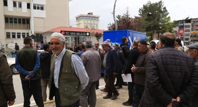 Çevre yolu mağdurları Van Valiliği önünde eylem yaptı