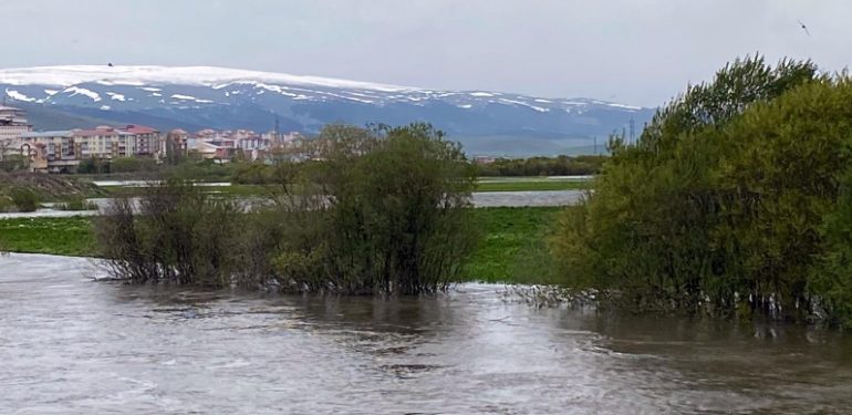 Ardahan’da dağlar yeniden beyaza büründü