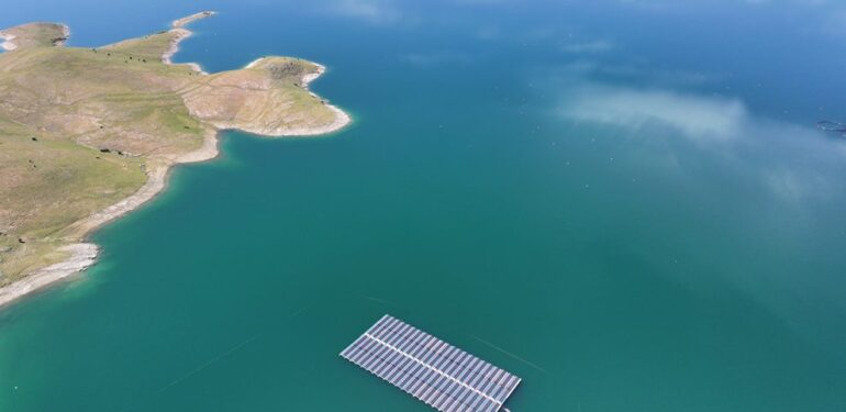 Keban Baraj Gölü’ndeki Yüzer Güneş Enerjisi Santralı Elektrik Üretimine Başlıyor