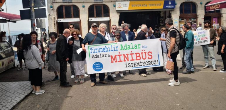 Adalar’da İBB’ye tepki: Minibüs istemiyoruz