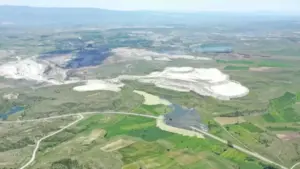 maden-sahasindaki-heyelan-nedeniyle-golet-tasti-belde-yolu-ulasima-kapandi-1024x576