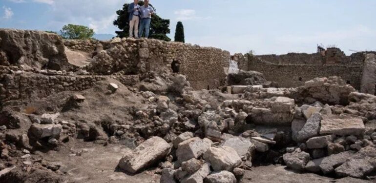 Pompei Anti Kenti’nin duvarına yazı yazan turiste ceza