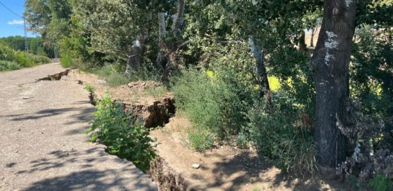 Tunca Nehri’nde Kuraklık; Toprak Yol Çöktü