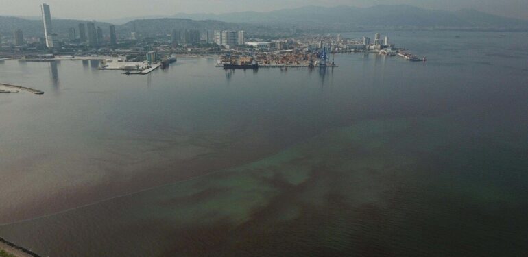 İzmir Körfezi kırmızı renge büründü